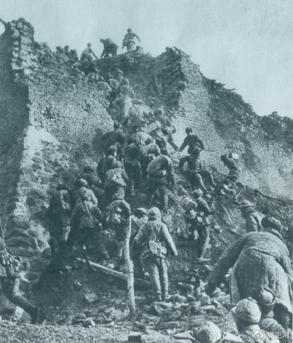 1948年12月，人民解放軍向新保安守敵發(fā)起攻擊。這是解放軍戰(zhàn)士登上新保安城頭。 